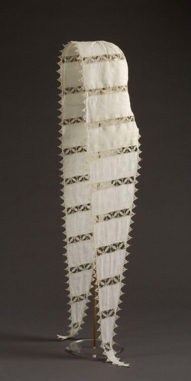 fashionsfromhistory:Coif1550s-1600 This coif is made of fine linen, gathered into a small needle lac