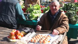   Gran lección &hellip; Ella le preguntó: &ldquo;¿Cuánto estás vendiendo los huevos?&rdquo; El viejo vendedor respondió, $ 2 pesos por un huevo, señora. Ella le dijo: &lsquo;Tomaré 6 huevos por $ 10 pesos o me iré&rsquo;. El viejo vendedor respondió: