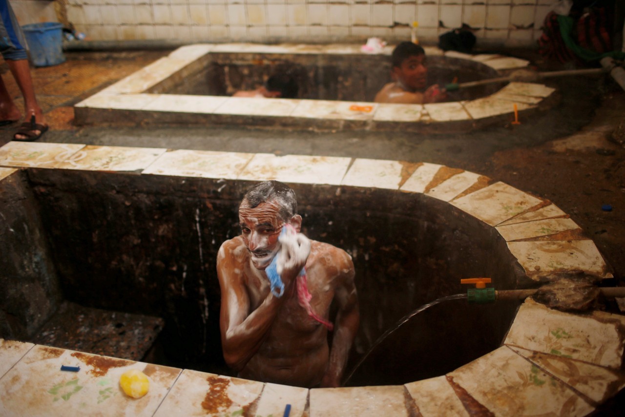 Irak reabre sus baños de barro, un spa en medio del caos de guerra Mosul. Una cubierta iraquí a su hijo con arena de un estanque de azufre en la ciudad de Hammam al-Alil al sur de Mosul, Irak 3 de abril de 2017. Algunos iraquíes se hacen un masaje en...