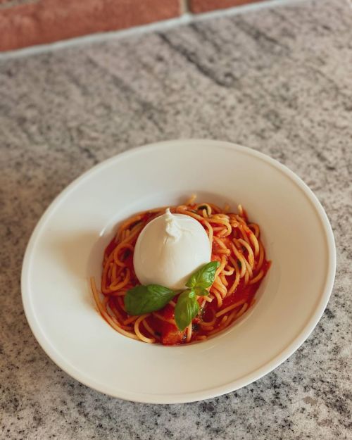 Pasta and burrata  #pasta #spaghetti #burrata #tomato #italianfood #phoneeatsfirst #yum #yummy #food