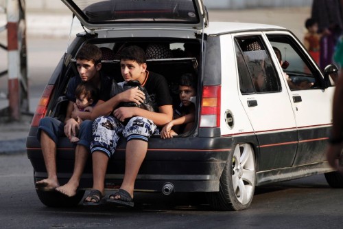 fotojournalismus:  Thousands flee Gaza’s Shujaiyah after night of terror | July 20, 2014 They walked in their thousands, barefoot and in their pyjamas, streaming out of the eastern Gaza district of Shujaiyah after a night of non-stop Israeli bombing.