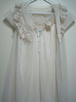 cultpartykeifinds:  Cream peignoir and nightgown