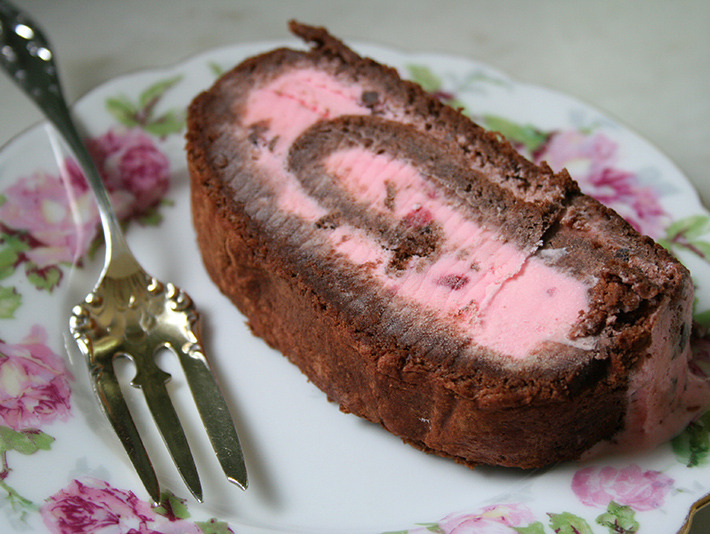 foodffs:  Roll With It: How To Make An Ice Cream Roll Cake Follow for recipes Get