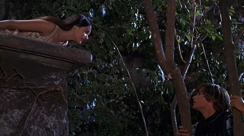Romeo and Juliet (1968) Aladdin (1992) In Aladdin, the balcony scene also adopts a parodic mode, whi