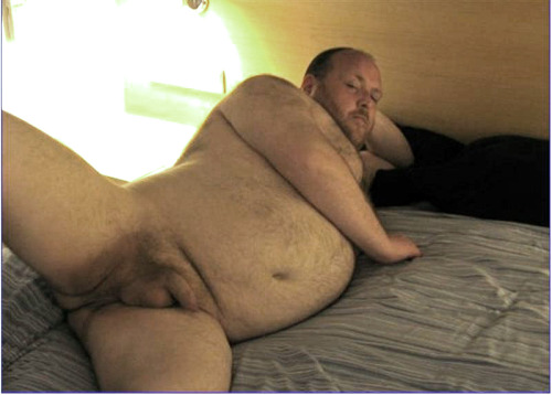 whats-ur-skype-daddy:  kayoshin:  chubsandchubs:  Aseado en la cama.  Mmmmmm  What’s your skype?