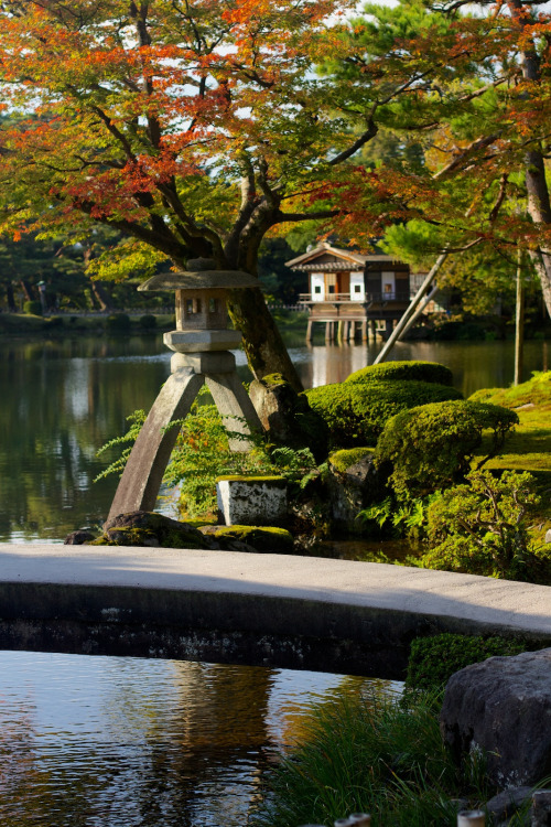 Kotoji-tōrō lantern (徽軫灯籠) Uchihashi tea house (内橋亭) is in the backgroundBy :Brent Miller(Do not r