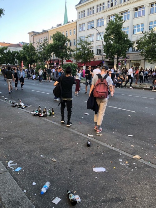 Die Sonne brennt auf den Asphalt, unsere Himbeerpaletas spiegeln sich in unseren Sonnenbrillen, die 