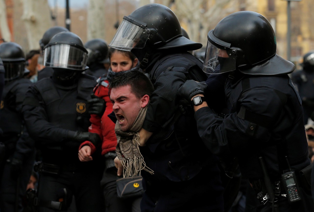 DETENIDOS EN CATALUÑA. Los Mossos d'Esquadra han detenido a 14 personas que se habían concentrado por la mañana ante la puerta principal del Tribunal Superior de Justicia de Cataluña (TSJC), en el paseo Lluís Companys de Barcelona, han informado...