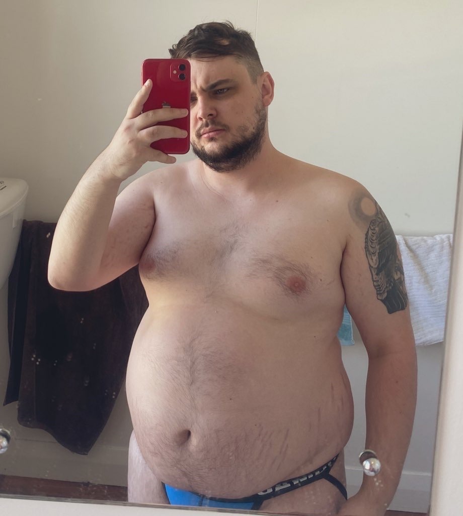 fleetwoodbigmacs:the belly and the booty at just about 300 lbs 🐷 