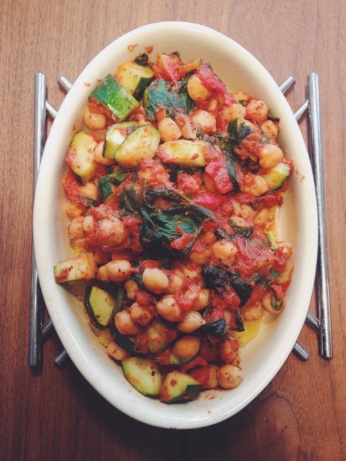 this is just such a comforting dinner, polenta topped with a zucchini, spinach, chickpeas and basil 