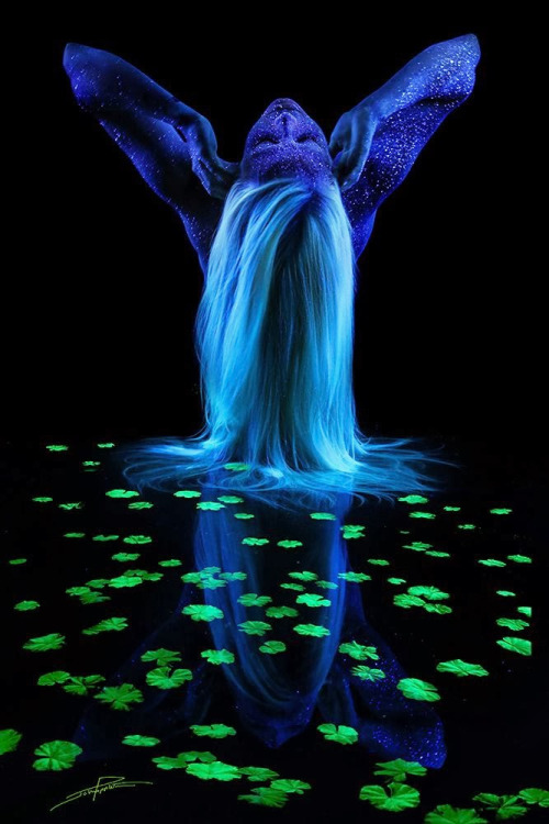 asylum-art-2:  Black Light Bodyscapes by John Poppleton    500pxJohn Poppleton is photographer and artist that creates sensational works of art painted directly on the human body. His “Black Light Bodyscapes” series consist of whimsical nature