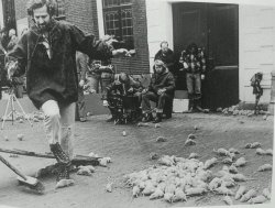 tomakeyounervous:HERZOG directing the rats of NOSFERATU.