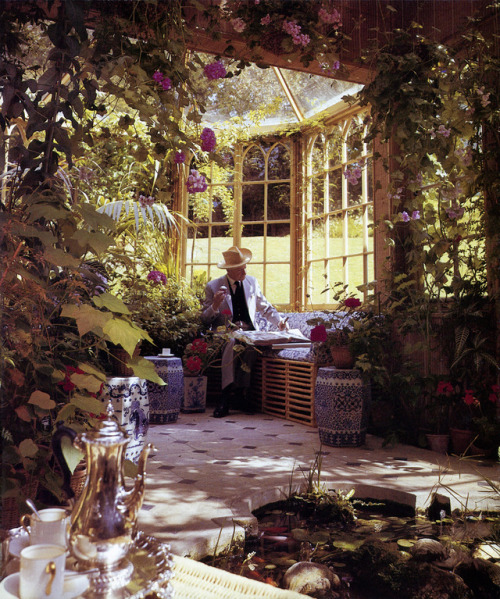 Cecil Beaton at Reddish House, 1963. Source : tinamotta.tumblr.com