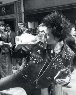 superseventies:  Sid Vicious celebrates signing