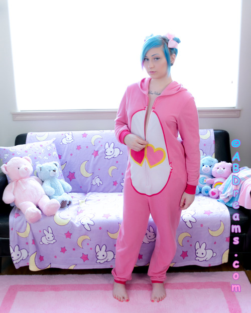 candyabdl:  Teasers from one of my most favouritest photo sets/clips I’ve shot so far with @abdreams ! It’s super cute and playful and it was all coordinated so well with the cotton candy colours. 