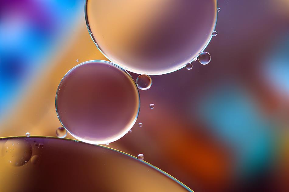 staceythinx:  Oil drops captured by macro photographer Vendula Adriana Kaprálová