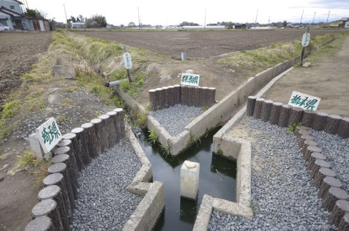 gkojax: サイゾーさんのツイート: 東京と神奈川の県境がトレンド入りしてるけど、奇妙な県境といえば、墳丘墓みたいなこれでしょ！ t.co/BG1vAQ2YIb