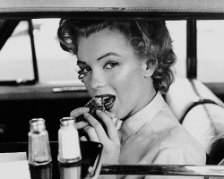 beauvelvet:  Marilyn Monroe eating a humburger at the Drive-In.  Photo by Philippe Halsman, 1952. 