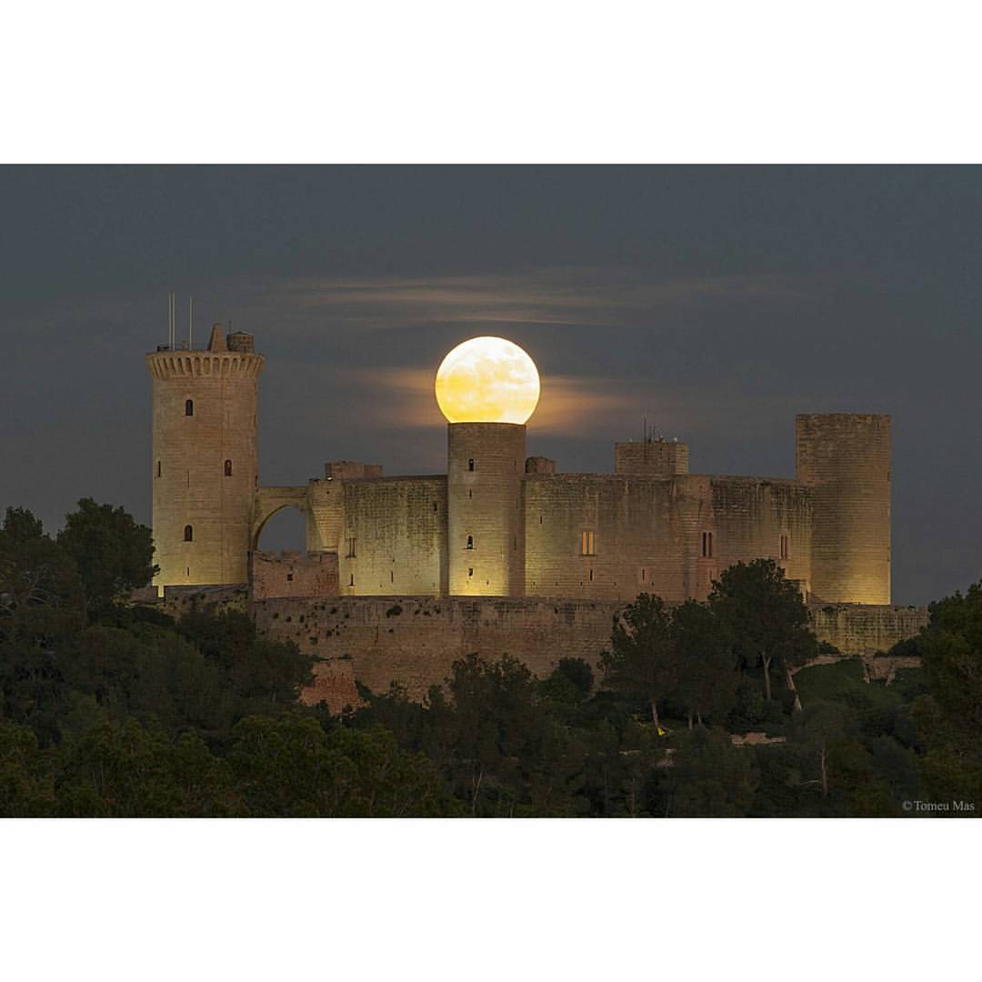 Supermoon over Spanish Castle #nasa #apod #moon #supermoon #oakmoon #satellite #solarsystem