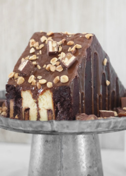 fullcravings:  Candy Bar Cheesecake Brownie Mountain