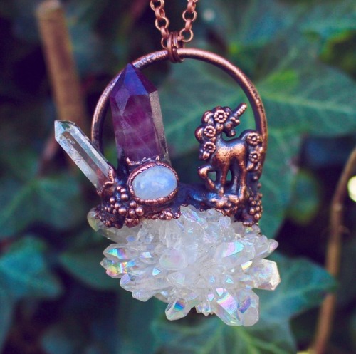 Unicorn pendant with an opal angel aura cluster, rainbow moonstone, fluorite and quartz points✨  Cur