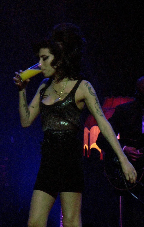 amywinehousequeen: Amy Winehouse performing in Birmingham, 14/11/07