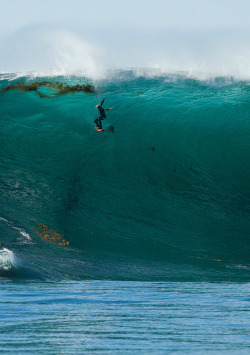 highenoughtoseethesea:  Brian Conley, sickest drop. ph Ryan Alley 