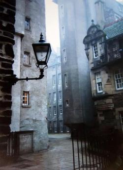 bluepueblo:  Old Town, Edinburgh, Scotland photo via jamala  Let&rsquo;s get lost&hellip;
