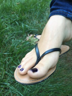 footfreak977:  Frankie and her sexy toes in flip flops