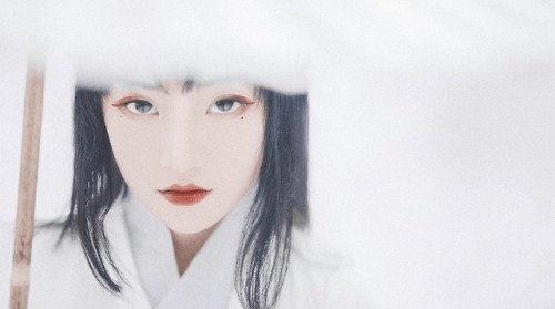 ziseviolet: 『雪女』  Traditional Chinese Hanfu photography via 夏弃疾_. She is wearing a waist-h