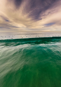highenoughtoseethesea:  Lineup ph Laurent Imagery