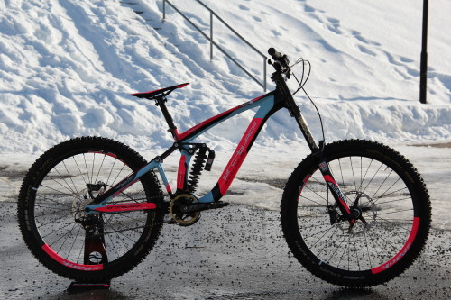 aces5050:Pitchblack DH1 Trackqueen 2K15 (via Vital MTB)