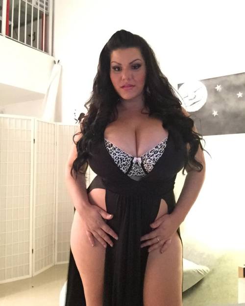 1nstagrambabes: M here how bout you?#blackhair #angelinacastrolive #angelinacastro #bbw #bra #boobs 