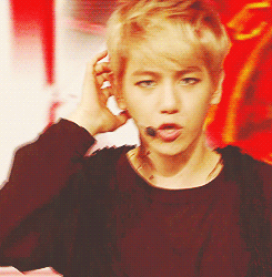 baekhyu-n:  baekhyun @ inkigayo (stars on neck + contact lens) 