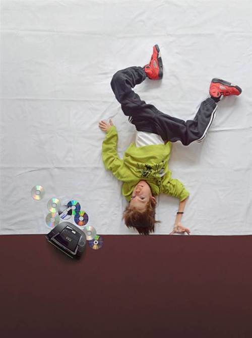 howtotalktogirlsatparties:  “Photographer helps boy in wheelchair do the impossible.” 