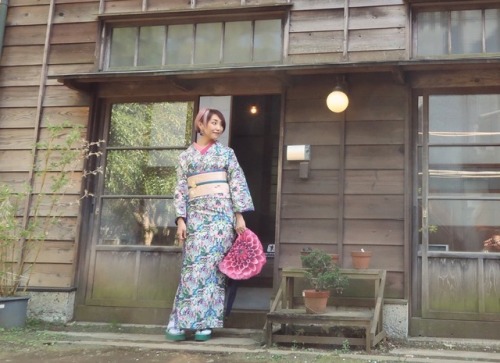 I love the first of thoses pictures, this sakura petals carpet echoes so nicely with that kimono. Ch