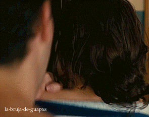 la-bruja-de-guapxs:  Nicholas Braun helps Dakota Johnson after she drops her towel by giving her his own towel but doesn’t think it through. How to Be Single (2016) 