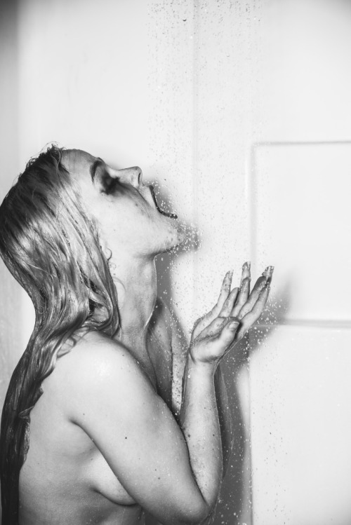gilphotography:  Some awesome NSFW shots jordanbunniie and I took a few months back finally got published! (via SHOWERS - GIL RIEGO + JORDAN BUNNIIE {DUOS!}) 
