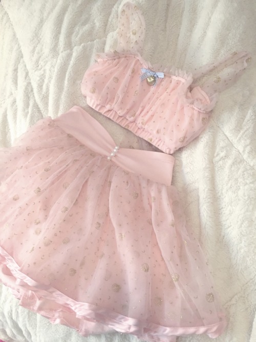 swan-tears: rubescent-rose:  I got my beach outfit today!  omg