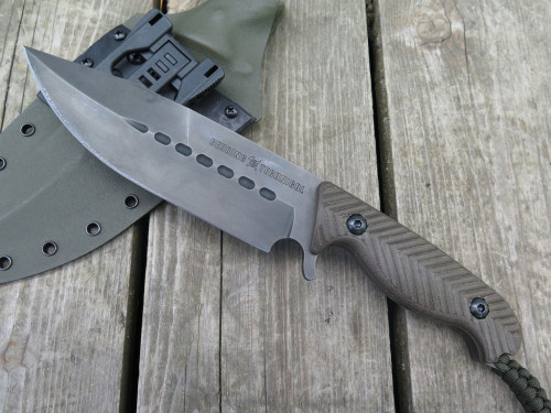 cybercircuitz: gunrunnerhell: Behring Made Technical F1 Blued / OD Green Chevron Follow for more cor