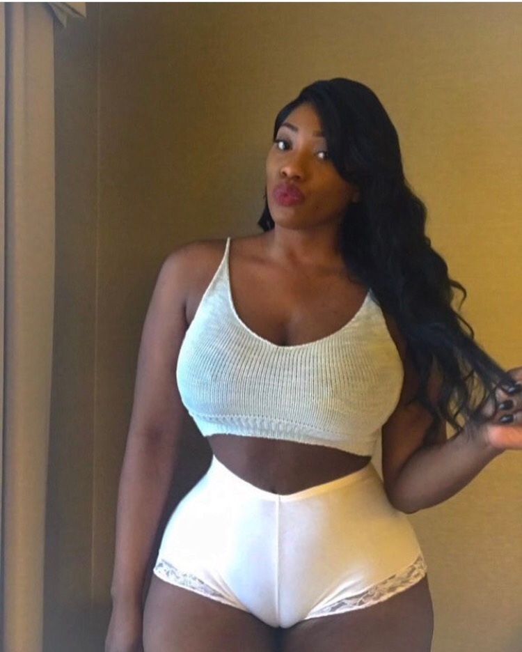 thicksexyasswomen:  younggodforever:  Everything And More  💚