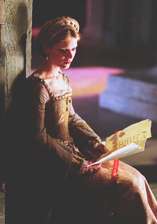 amyandrobbiedudley: Henry VIII (2003) Edward Seymour and Thomas Seymour looking at the message Jane 