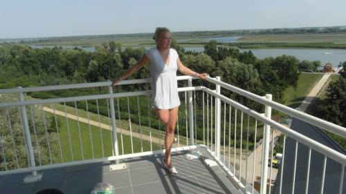 mamo1leg:  mature, sexy and onelegged. I wish I knew her….  Sexy
