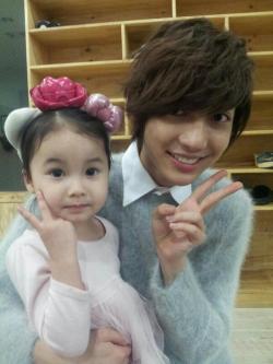 leftchopstick04:  Ilayda’s Twitter Update~ 광민아빠와 일라이다~♥쁘이^^ (다시올렸어요^^) pic.twitter.com/aHLVqpTpOg Trans: Kwangmin appa with Ilayda~♥V^^ (I’ll come back again^^) pic.twitter.com/aHLVqpTpOg cr:welovebf 