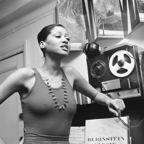 twixnmix:Phyllis Hyman photographed by Suzanne Vlamis in her New York City apartment on March 3, 1