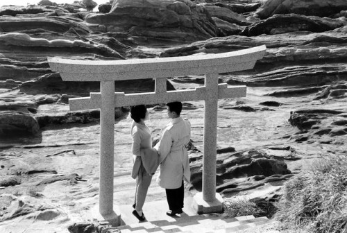 s-h-o-w-a:From the ‘Japanese Love Story’ series, photographed by John Dominis, 1959