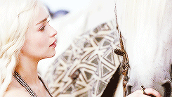 XXX enjolyass:  Daenerys Targaryen per episode - 1.01 photo
