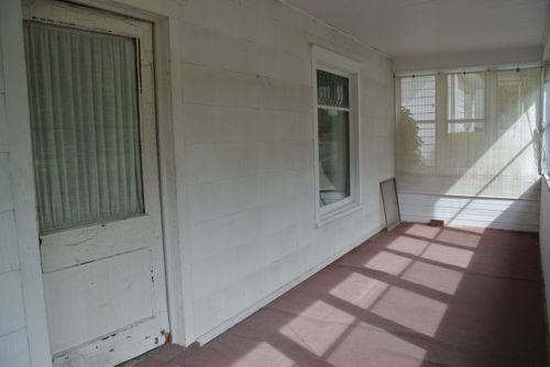 househunting:  ๪,000/4 brWoodstock, IL  There’d be some major renovations that’d have to go into this, like a shower for instance. But the hardwood floors and the sun room sell it for me.