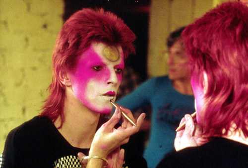 controllare:1973: Applying Ziggy Stardust make-up