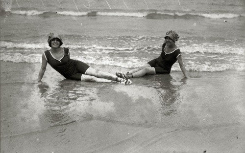 vintageeveryday:36 interesting vintage photos of women in bathing costumes in the 1910s.